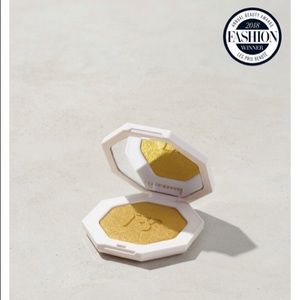 SOLD! Fenty Beauty - Killawatt Highlighter